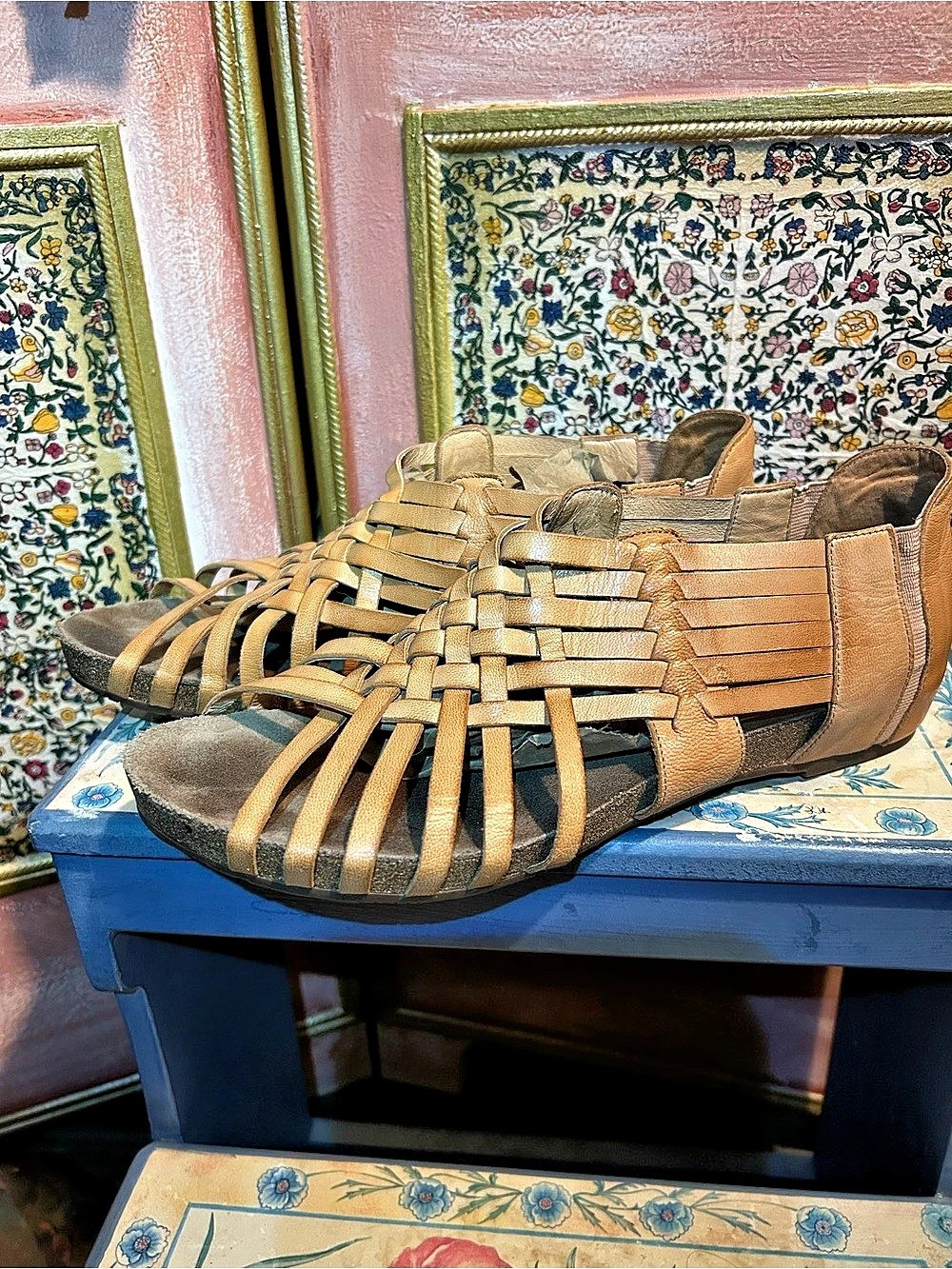 Chocolat Blu Vivienne Woven Leather Flat Gladiator Sandals Camel Brown Size 10